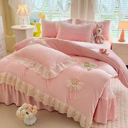 91家纺网 家纺一手货源 找家纺 （总）漫布云2025秋冬新款11斤230g全消光牛奶绒夹棉床盖款四件套纯色蕾丝花边刺绣床裙款床盖--米兰系列