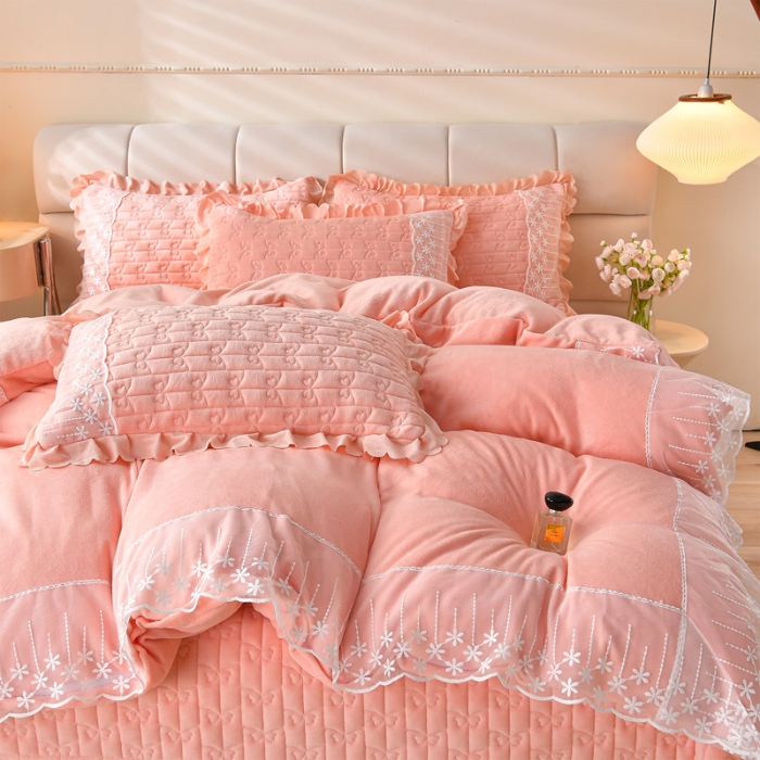 91家纺网 家纺一手货源 找家纺 （总）三友家纺 直播爆款重工蕾丝牛奶绒花边床盖三/四件套