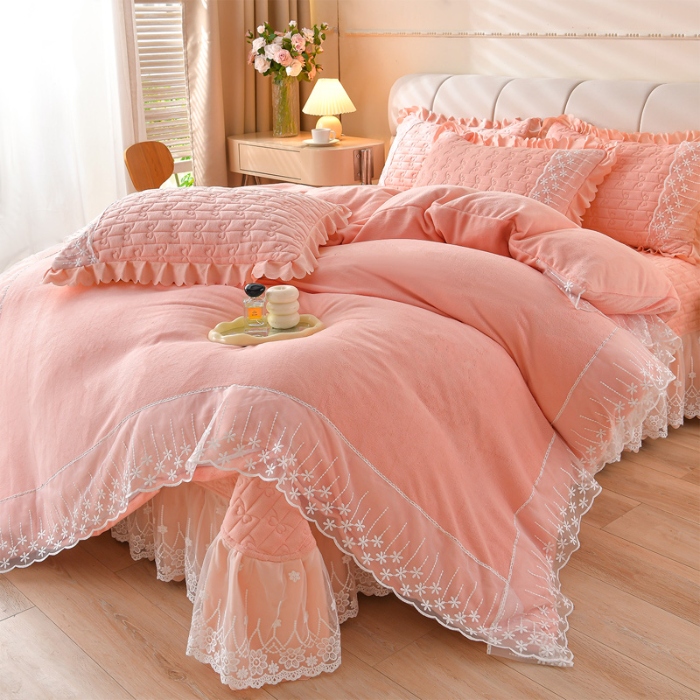 91家纺网 家纺一手货源 找家纺 （总）三友家纺 直播爆款重工蕾丝牛奶绒花边床盖三/四件套