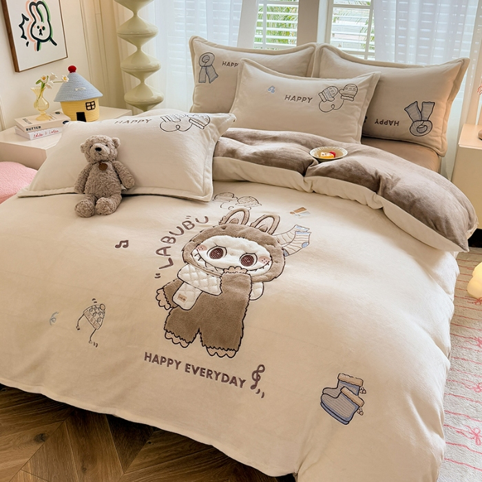 91家纺网 家纺一手货源 找家纺 漫布云家纺2025新款230g全消光大版卡通牛奶绒兔毛贴布绣花四件套可爱卡通男孩女孩法莱绒被套三件套 布林-浅咖 