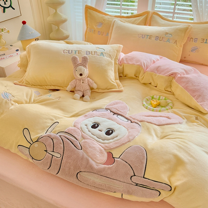 91家纺网 家纺一手货源 找家纺 漫布云家纺2025新款230g全消光大版卡通牛奶绒兔毛贴布绣花四件套可爱卡通男孩女孩法莱绒被套三件套 童梦园-嫩黄