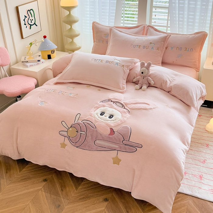 91家纺网 家纺一手货源 找家纺 漫布云家纺2025新款230g全消光大版卡通牛奶绒兔毛贴布绣花四件套可爱卡通男孩女孩法莱绒被套三件套 童梦园-珍珠粉 