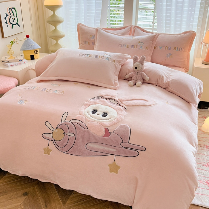 91家纺网 家纺一手货源 找家纺 漫布云家纺2025新款230g全消光大版卡通牛奶绒兔毛贴布绣花四件套可爱卡通男孩女孩法莱绒被套三件套 童梦园-珍珠粉 