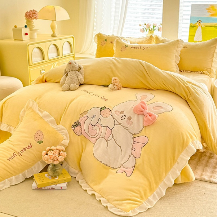 91家纺网 家纺一手货源 找家纺 漫布云家纺2025新款230g全消光大版卡通牛奶绒兔毛贴布绣花四件套可爱卡通男孩女孩法莱绒被套三件套 可爱兔-暖黄