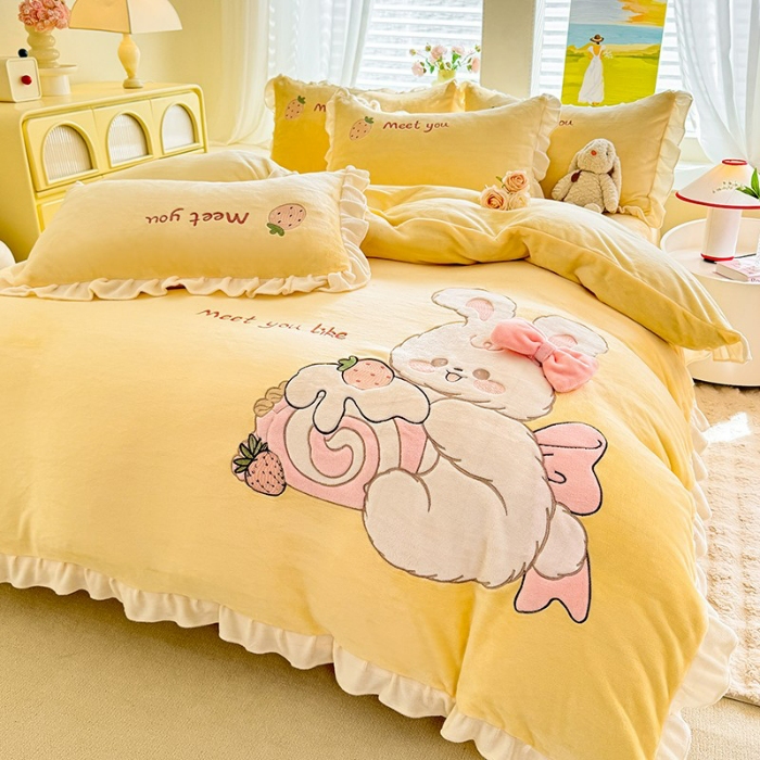 91家纺网 家纺一手货源 找家纺 漫布云家纺2025新款230g全消光大版卡通牛奶绒兔毛贴布绣花四件套可爱卡通男孩女孩法莱绒被套三件套 可爱兔-暖黄