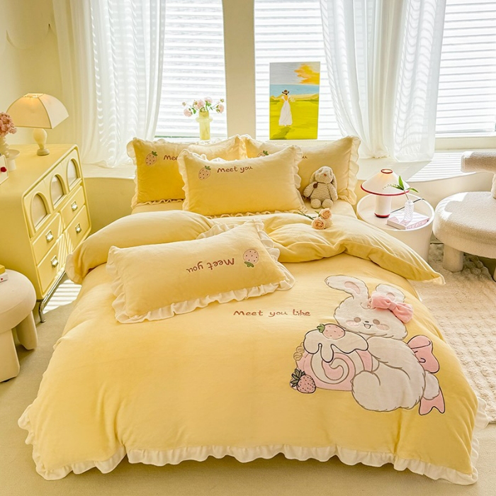 91家纺网 家纺一手货源 找家纺 漫布云家纺2025新款230g全消光大版卡通牛奶绒兔毛贴布绣花四件套可爱卡通男孩女孩法莱绒被套三件套 可爱兔-暖黄