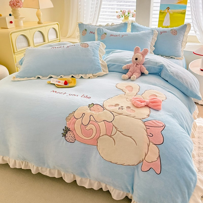 91家纺网 家纺一手货源 找家纺 漫布云家纺2025新款230g全消光大版卡通牛奶绒兔毛贴布绣花四件套可爱卡通男孩女孩法莱绒被套三件套  可爱兔-婴儿蓝 