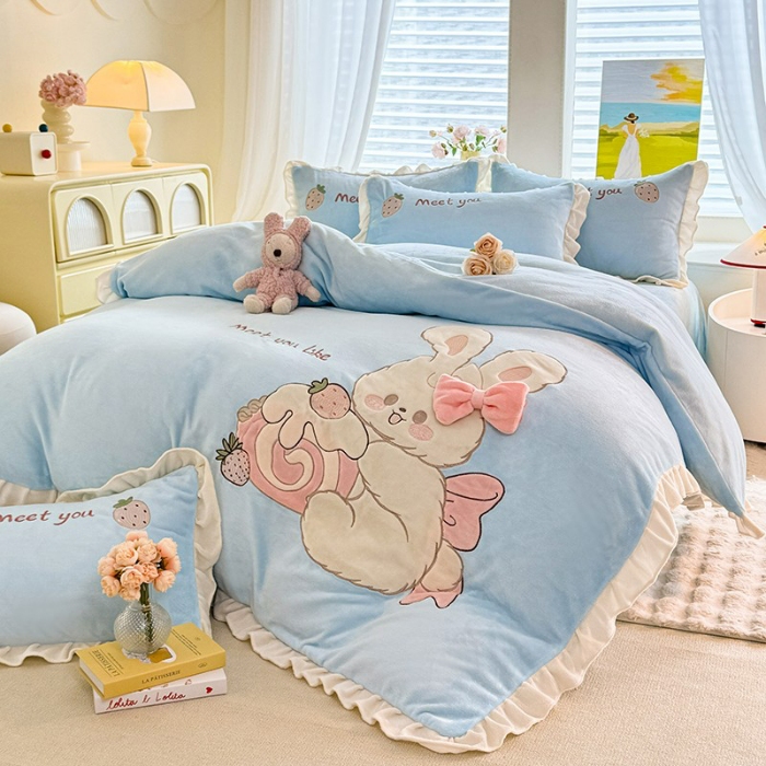 91家纺网 家纺一手货源 找家纺 漫布云家纺2025新款230g全消光大版卡通牛奶绒兔毛贴布绣花四件套可爱卡通男孩女孩法莱绒被套三件套  可爱兔-婴儿蓝 