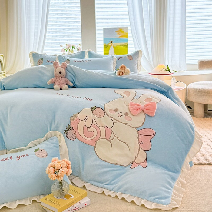 91家纺网 家纺一手货源 找家纺 漫布云家纺2025新款230g全消光大版卡通牛奶绒兔毛贴布绣花四件套可爱卡通男孩女孩法莱绒被套三件套  可爱兔-婴儿蓝 
