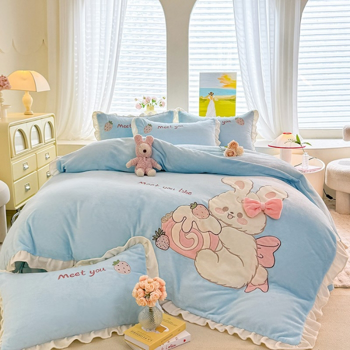 91家纺网 家纺一手货源 找家纺 漫布云家纺2025新款230g全消光大版卡通牛奶绒兔毛贴布绣花四件套可爱卡通男孩女孩法莱绒被套三件套  可爱兔-婴儿蓝 