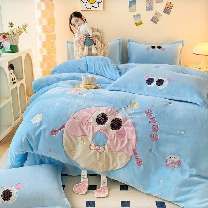 91家纺网 家纺一手货源 找家纺 漫布云家纺2025新款230g全消光大版卡通牛奶绒兔毛贴布绣花四件套可爱卡通男孩女孩法莱绒被套三件套 甜甜圈—婴儿蓝