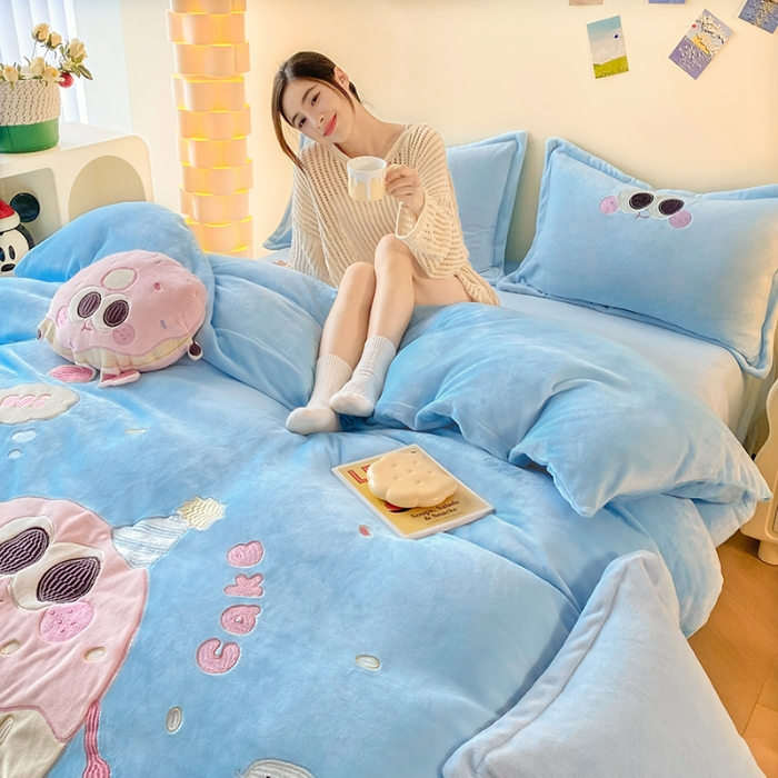 91家纺网 家纺一手货源 找家纺 漫布云家纺2025新款230g全消光大版卡通牛奶绒兔毛贴布绣花四件套可爱卡通男孩女孩法莱绒被套三件套 甜甜圈—婴儿蓝