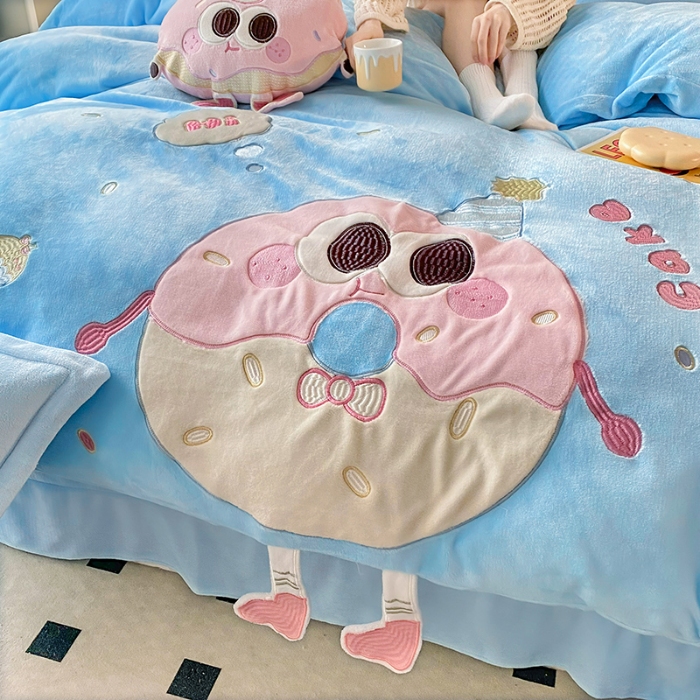 91家纺网 家纺一手货源 找家纺 漫布云家纺2025新款230g全消光大版卡通牛奶绒兔毛贴布绣花四件套可爱卡通男孩女孩法莱绒被套三件套 甜甜圈—婴儿蓝