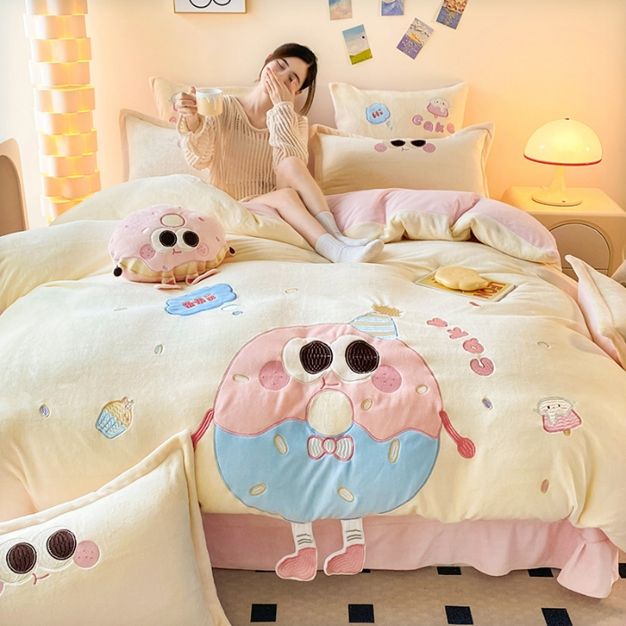 91家纺网 家纺一手货源 找家纺 漫布云家纺2025新款230g全消光大版卡通牛奶绒兔毛贴布绣花四件套可爱卡通男孩女孩法莱绒被套三件套  甜甜圈—嫩黄