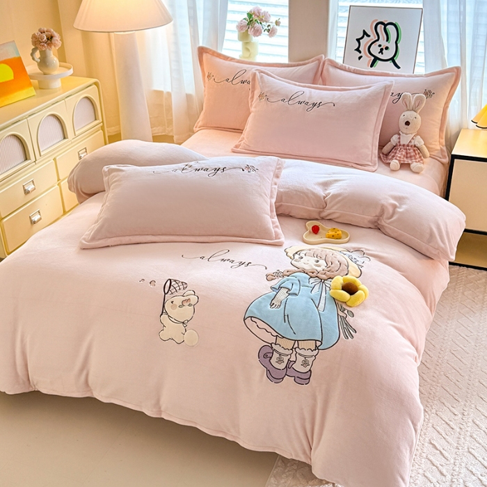 91家纺网 家纺一手货源 找家纺 漫布云家纺2025新款230g全消光大版卡通牛奶绒兔毛贴布绣花四件套可爱卡通男孩女孩法莱绒被套三件套  萌萌哒-樱花粉
