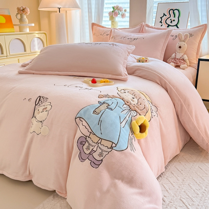91家纺网 家纺一手货源 找家纺 漫布云家纺2025新款230g全消光大版卡通牛奶绒兔毛贴布绣花四件套可爱卡通男孩女孩法莱绒被套三件套  萌萌哒-樱花粉