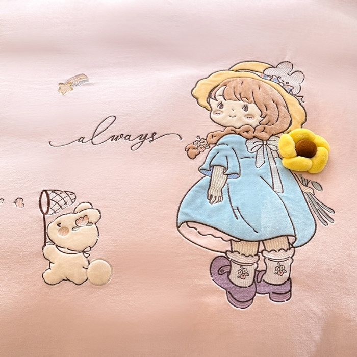 91家纺网 家纺一手货源 找家纺 漫布云家纺2025新款230g全消光大版卡通牛奶绒兔毛贴布绣花四件套可爱卡通男孩女孩法莱绒被套三件套  萌萌哒-樱花粉