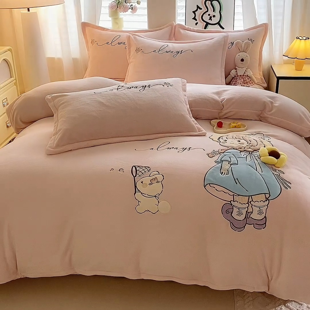 91家纺网 家纺一手货源 找家纺 漫布云家纺2025新款230g全消光大版卡通牛奶绒兔毛贴布绣花四件套可爱卡通男孩女孩法莱绒被套三件套  萌萌哒-樱花粉