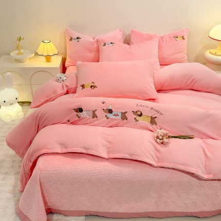 91家纺网 家纺一手货源 找家纺 （总）控价 专版花型  2025年新款 高克重240克全消光A类刺绣牛奶绒四件套床盖款-腊肠狗