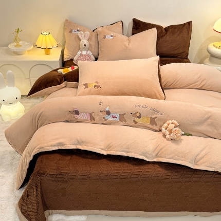 91家纺网 家纺一手货源 找家纺 （总）控价 专版花型  2025年新款 高克重240克全消光A类刺绣牛奶绒四件套床盖款-腊肠狗