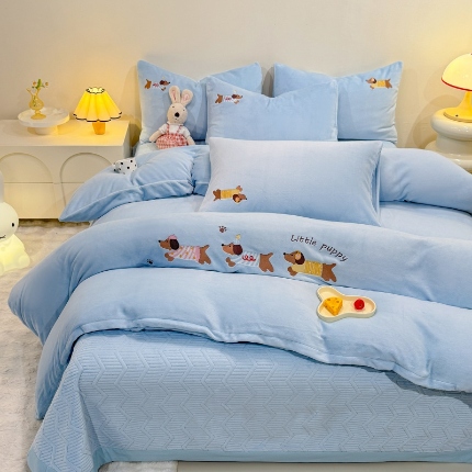 91家纺网 家纺一手货源 找家纺 （总）控价 专版花型  2025年新款 高克重240克全消光A类刺绣牛奶绒四件套床盖款-腊肠狗