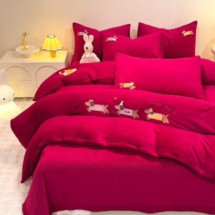 91家纺网 家纺一手货源 找家纺 （总）控价 专版花型  2025年新款 高克重240克全消光A类刺绣牛奶绒四件套床盖款-腊肠狗