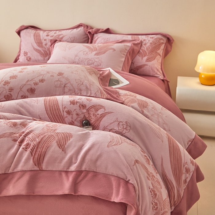 91家纺网 家纺一手货源 找家纺 （总）控价 2025新款高克重9.2斤240克A类全消光印花拼角牛奶绒四件套-铃兰