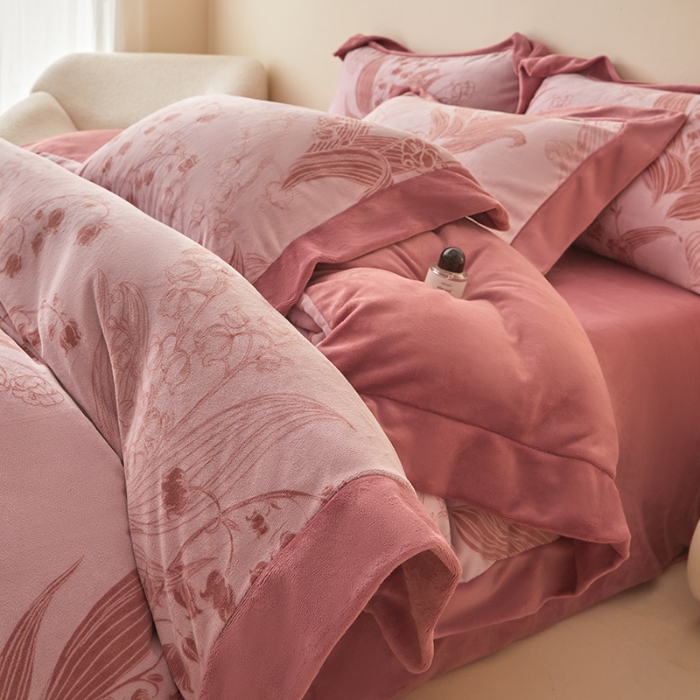 91家纺网 家纺一手货源 找家纺 （总）控价 2025新款高克重9.2斤240克A类全消光印花拼角牛奶绒四件套-铃兰