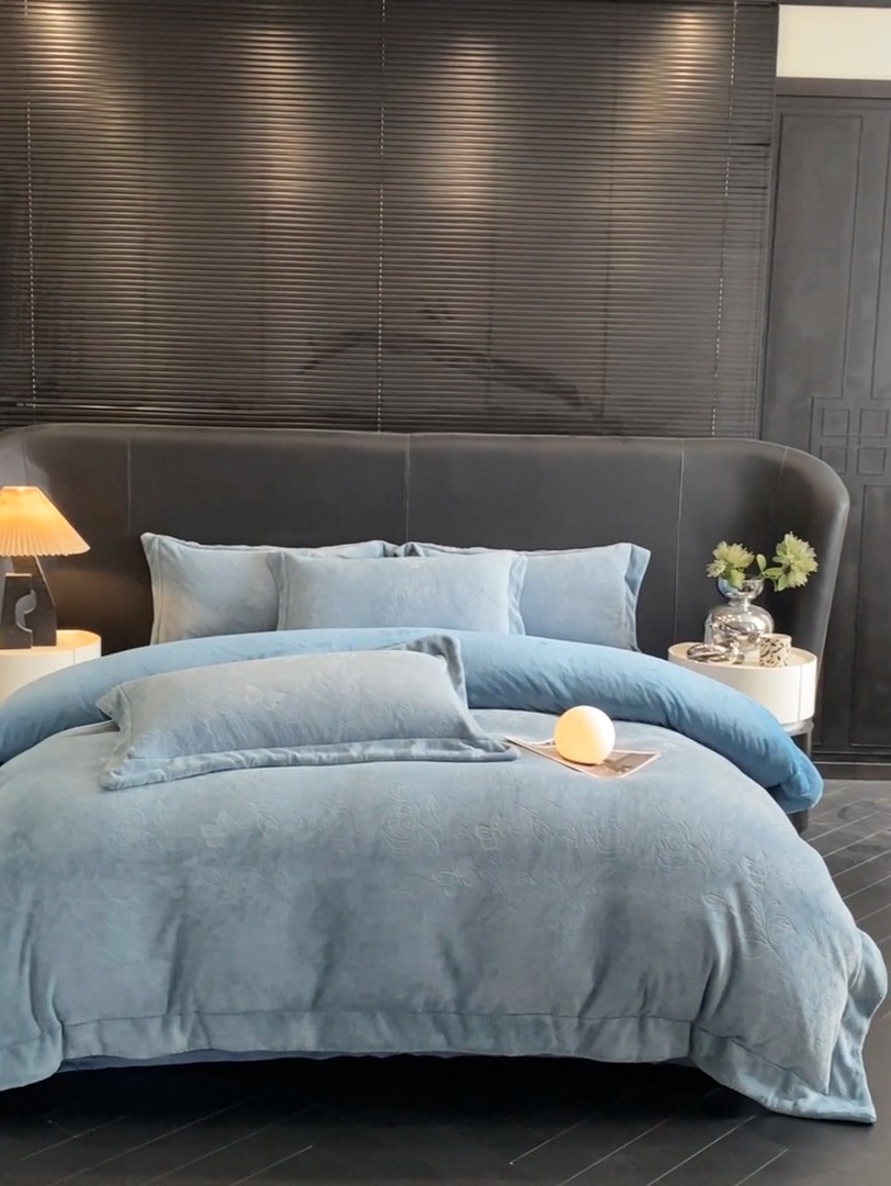 91家纺网 家纺一手货源 找家纺 （总）控价  专版花型  2025年新款240克9.2斤全消光A类烂花牛奶绒四件套-蝴蝶戏花