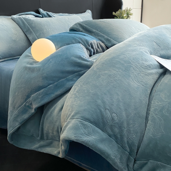 91家纺网 家纺一手货源 找家纺 （总）控价  专版花型  2025年新款240克9.2斤全消光A类烂花牛奶绒四件套-蝴蝶戏花