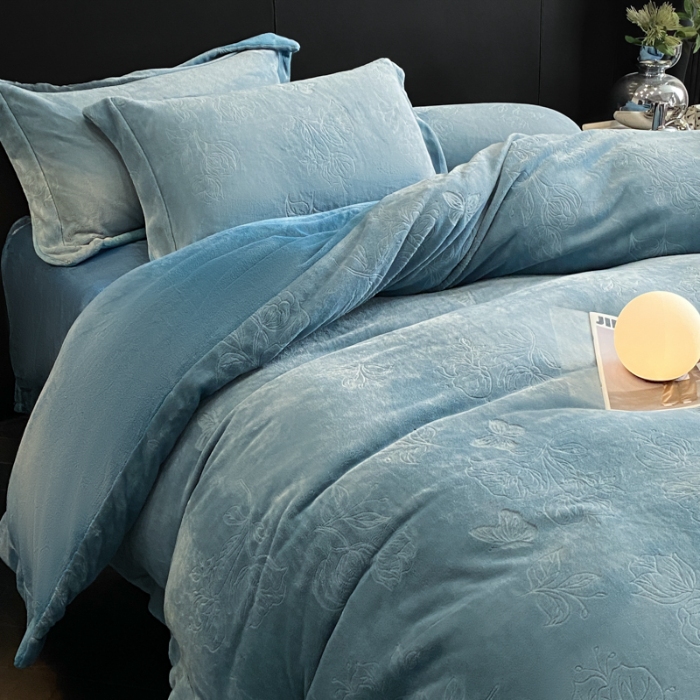 91家纺网 家纺一手货源 找家纺 （总）控价  专版花型  2025年新款240克9.2斤全消光A类烂花牛奶绒四件套-蝴蝶戏花