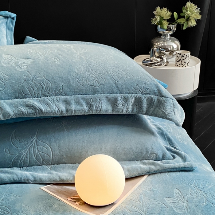 91家纺网 家纺一手货源 找家纺 （总）控价  专版花型  2025年新款240克9.2斤全消光A类烂花牛奶绒四件套-蝴蝶戏花