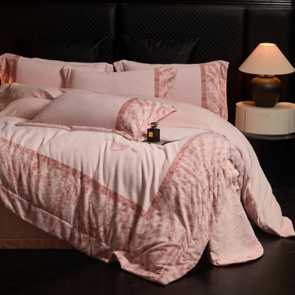 91家纺网 家纺一手货源 找家纺 （总）新方向 2025新款 专版花型 240克全消光A类数码印花牛奶绒四件套床盖款-卡仑