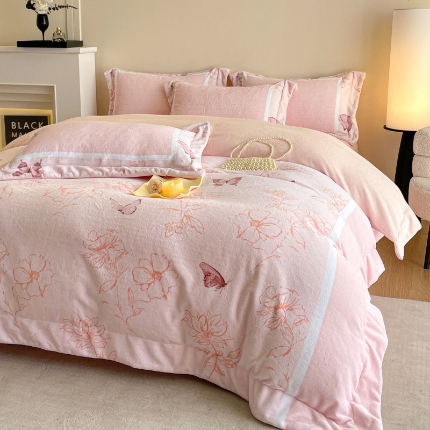 91家纺网 家纺一手货源 找家纺 （总）控价 2025新款高克重240克A类全消光数码印花牛奶绒四件套床盖款-雨蝶