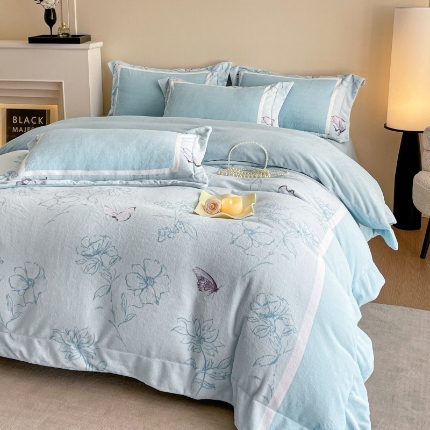 91家纺网 家纺一手货源 找家纺 （总）控价 2025新款高克重240克A类全消光数码印花牛奶绒四件套床盖款-雨蝶