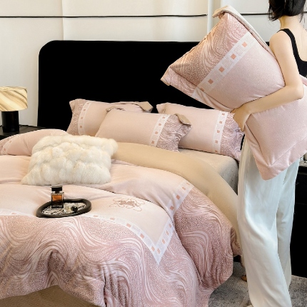 91家纺网 家纺一手货源 找家纺 （总）控价 2025新款 专版花型 240克全消光A类数码印花牛奶绒四件套床盖款-贝斯