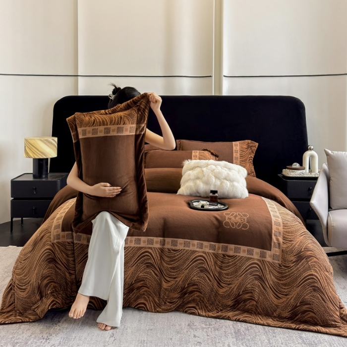 91家纺网 家纺一手货源 找家纺 （总）控价 2025新款 专版花型 240克全消光A类数码印花牛奶绒四件套床盖款-贝斯