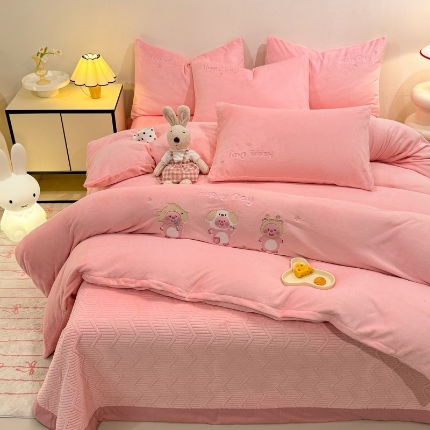 91家纺网 家纺一手货源 找家纺 （总）控价 2025新款  专版花型 240克全消光A类刺绣牛奶绒四件套床盖款-可爱卢比