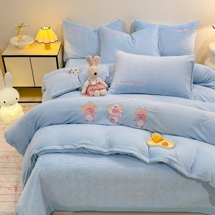 91家纺网 家纺一手货源 找家纺 （总）控价 2025新款  专版花型 240克全消光A类刺绣牛奶绒四件套床盖款-可爱卢比