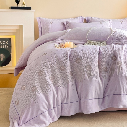 91家纺网 家纺一手货源 找家纺 （总）控价 2025新款 专版花型 240克全消光A类刺绣牛奶绒四件套夹棉床盖款-玫瑰情缘