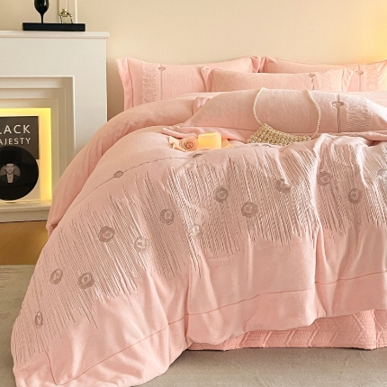 91家纺网 家纺一手货源 找家纺 （总）控价 2025新款 专版花型 240克全消光A类刺绣牛奶绒四件套夹棉床盖款-玫瑰情缘