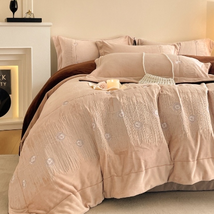 91家纺网 家纺一手货源 找家纺 （总）控价 2025新款 专版花型 240克全消光A类刺绣牛奶绒四件套夹棉床盖款-玫瑰情缘