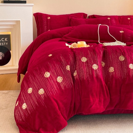 91家纺网 家纺一手货源 找家纺 （总）控价 2025新款 专版花型 240克全消光A类刺绣牛奶绒四件套夹棉床盖款-玫瑰情缘