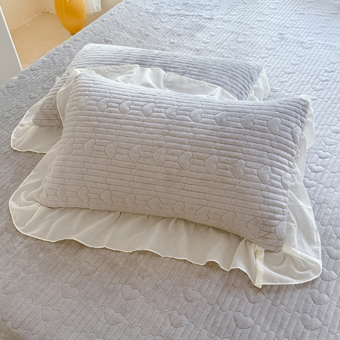 91家纺网 家纺一手货源 找家纺 苏米娜2025秋冬新款11斤230g全消光牛奶绒夹棉床盖款四件套纯色蕾丝花边刺绣床裙款床盖--米兰系列 米兰-高级灰