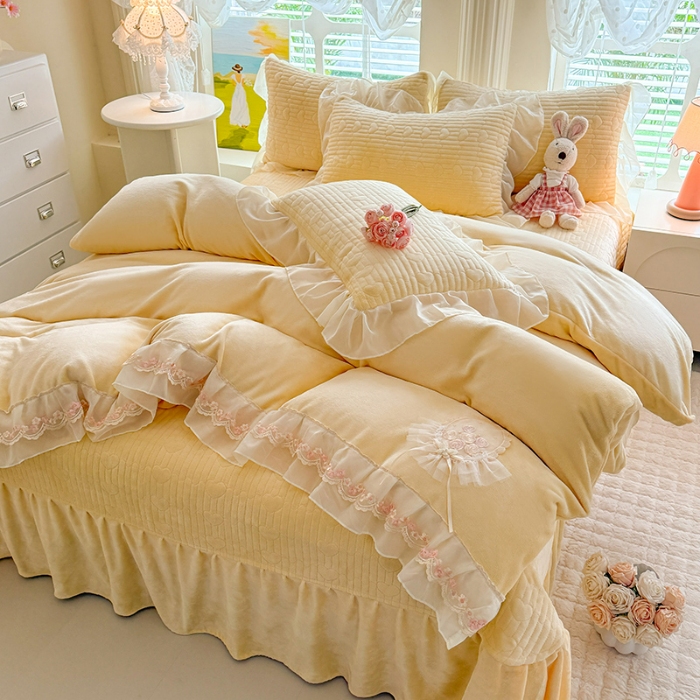 91家纺网 家纺一手货源 找家纺 苏米娜2025秋冬新款11斤230g全消光牛奶绒夹棉床盖款四件套纯色蕾丝花边刺绣床裙款床盖--米兰系列 米兰-嫩黄