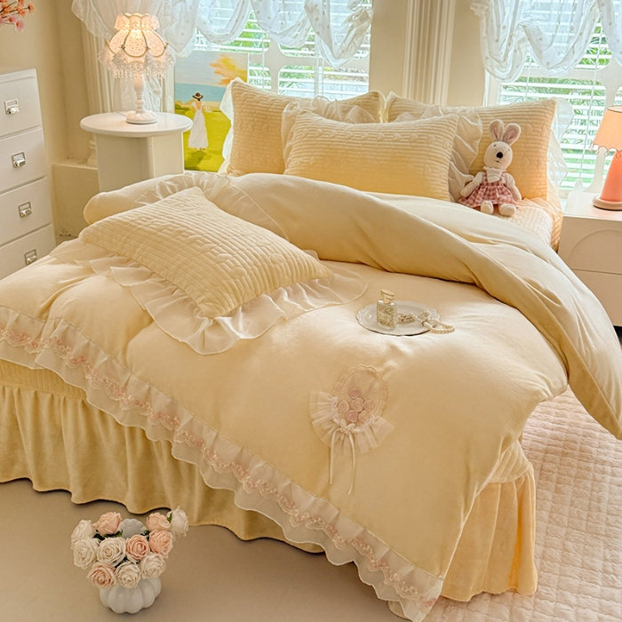 91家纺网 家纺一手货源 找家纺 苏米娜2025秋冬新款11斤230g全消光牛奶绒夹棉床盖款四件套纯色蕾丝花边刺绣床裙款床盖--米兰系列 米兰-嫩黄