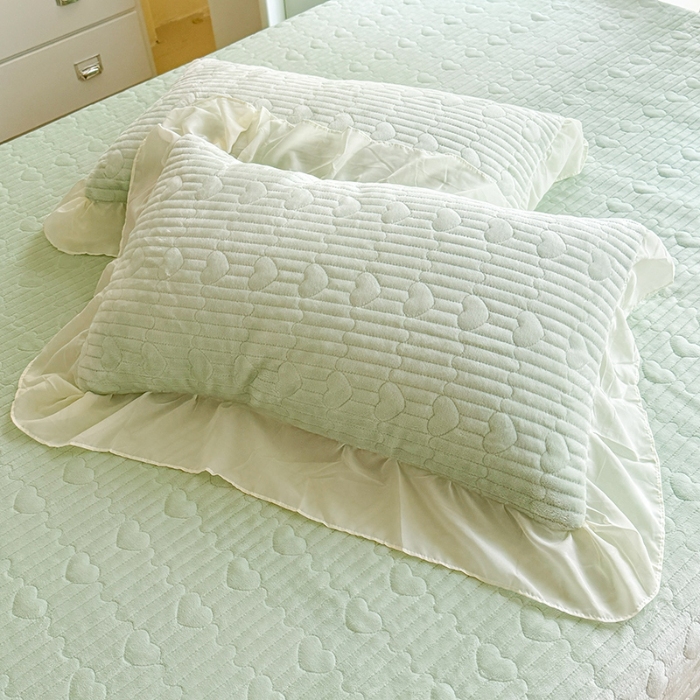 91家纺网 家纺一手货源 找家纺 苏米娜2025秋冬新款11斤230g全消光牛奶绒夹棉床盖款四件套纯色蕾丝花边刺绣床裙款床盖--米兰系列 米兰--嫩芽绿