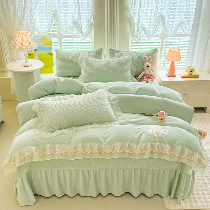 91家纺网 家纺一手货源 找家纺 苏米娜2025秋冬新款11斤230g全消光牛奶绒夹棉床盖款四件套纯色蕾丝花边刺绣床裙款床盖--米兰系列 米兰--嫩芽绿