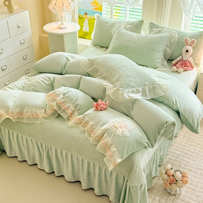 91家纺网 家纺一手货源 找家纺 苏米娜2025秋冬新款11斤230g全消光牛奶绒夹棉床盖款四件套纯色蕾丝花边刺绣床裙款床盖--米兰系列 米兰--嫩芽绿