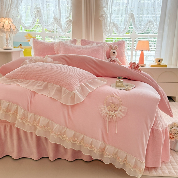 91家纺网 家纺一手货源 找家纺 苏米娜2025秋冬新款11斤230g全消光牛奶绒夹棉床盖款四件套纯色蕾丝花边刺绣床裙款床盖--米兰系列 米兰-樱花粉